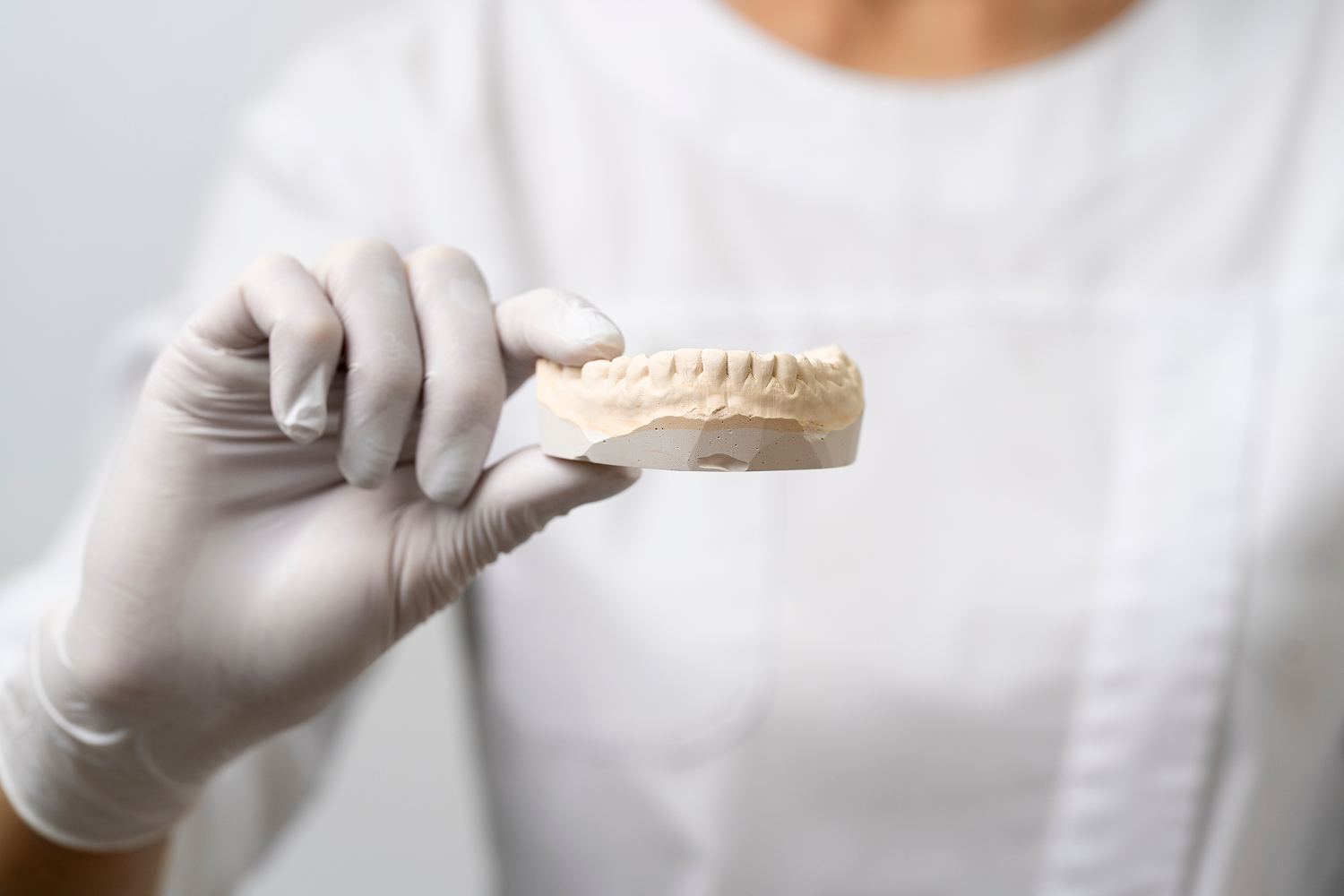 Travail sur un modèle dentaire au laboratoire externe