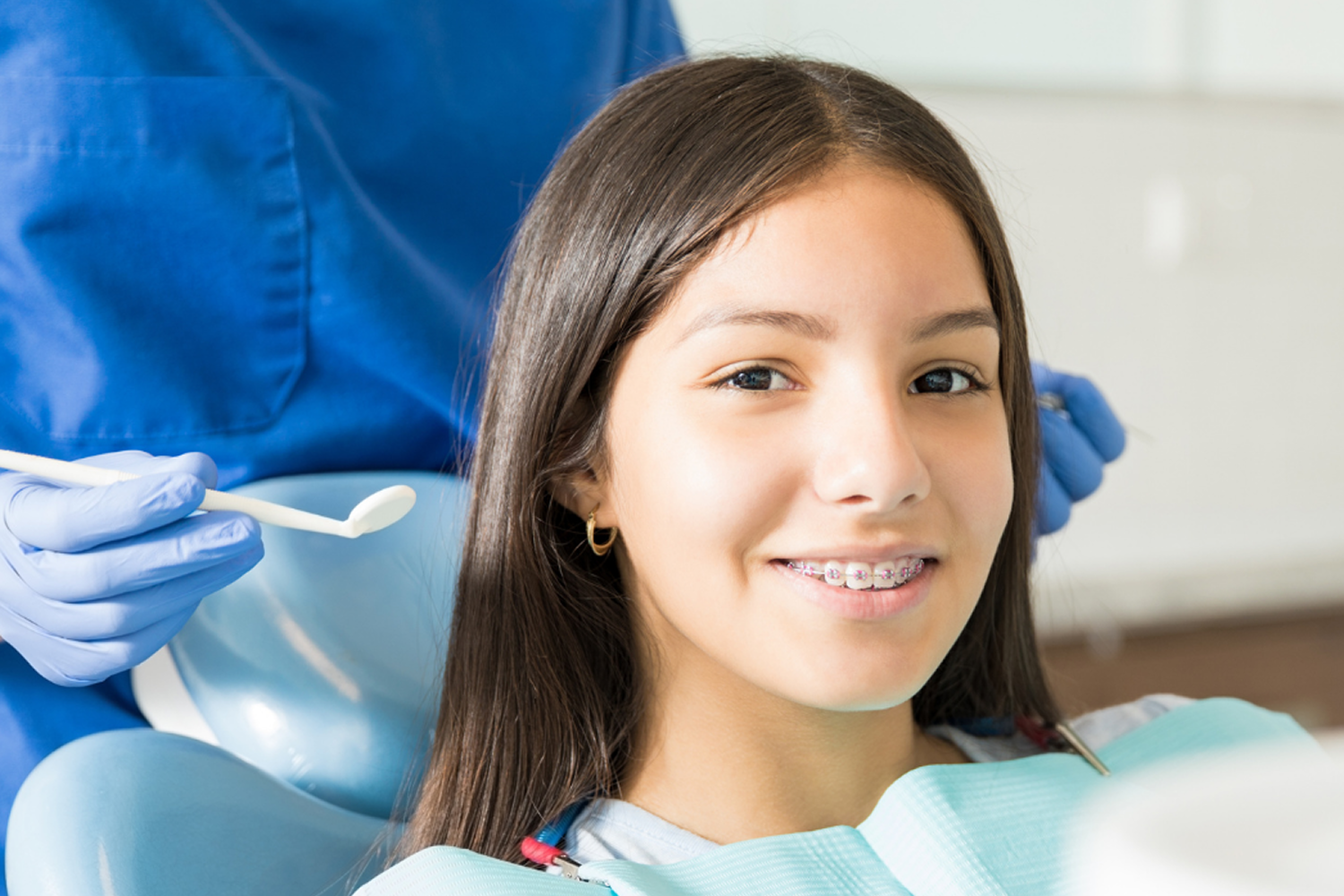Patiente au fauteuil pour un traitement orthodontique