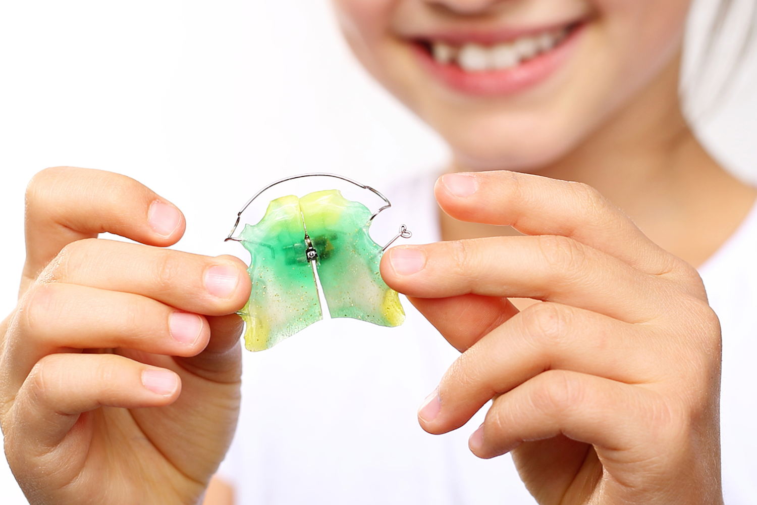 Enfant tenant un appareil orthodontique amovible