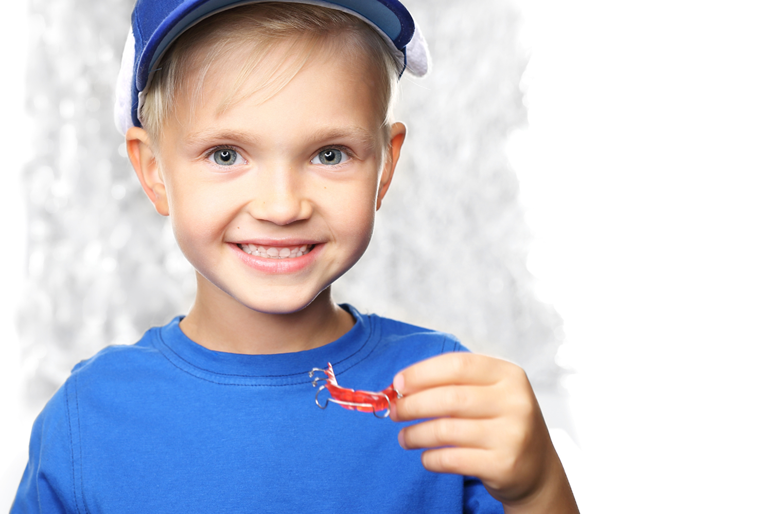 Jeune enfant présentant son appareil orthodontique